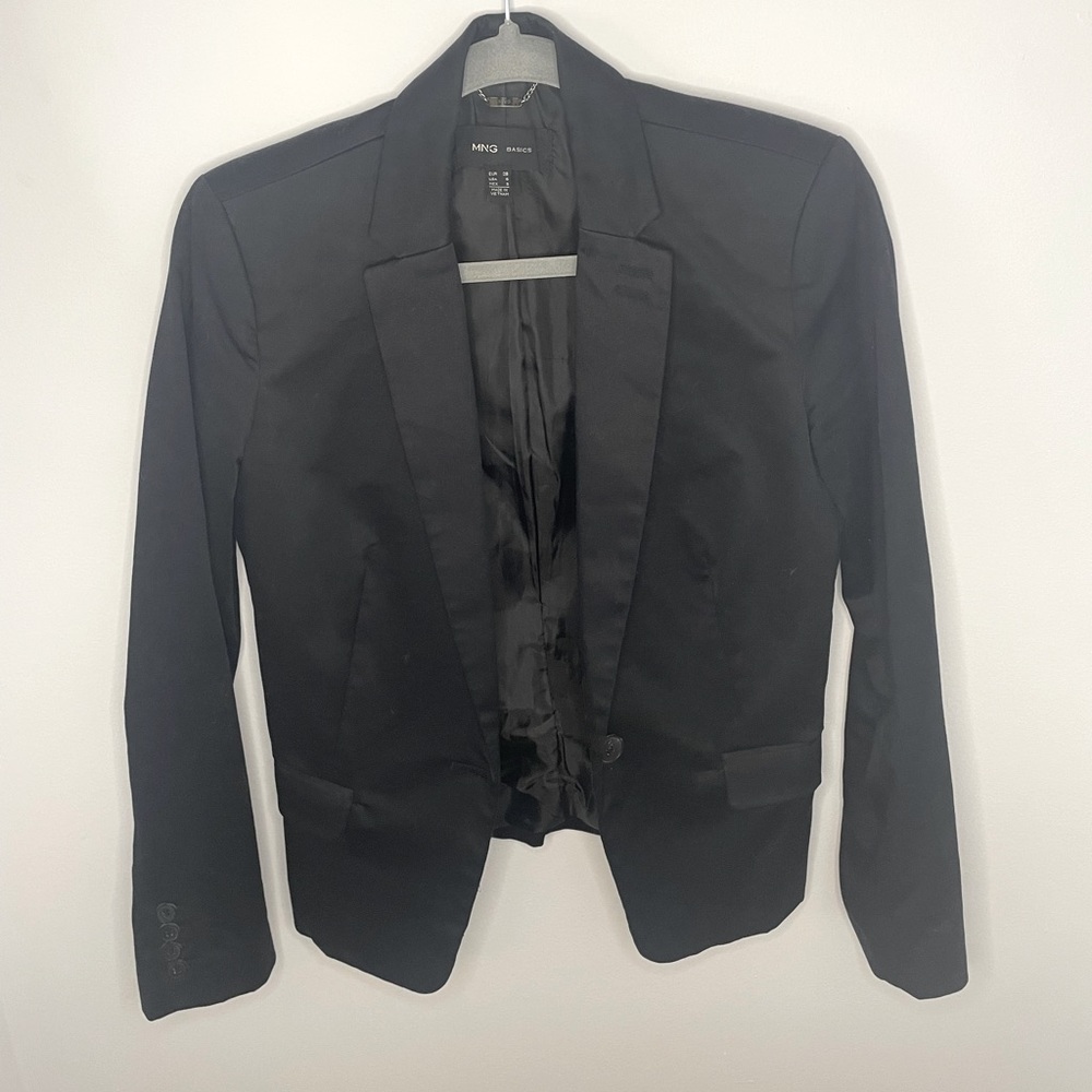 Small Black Fitted Women’s Blazer Size 6